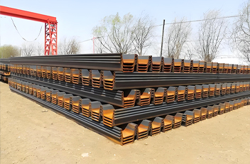 在水利工程中使用钢板桩时，如何有效提升其止水性能？